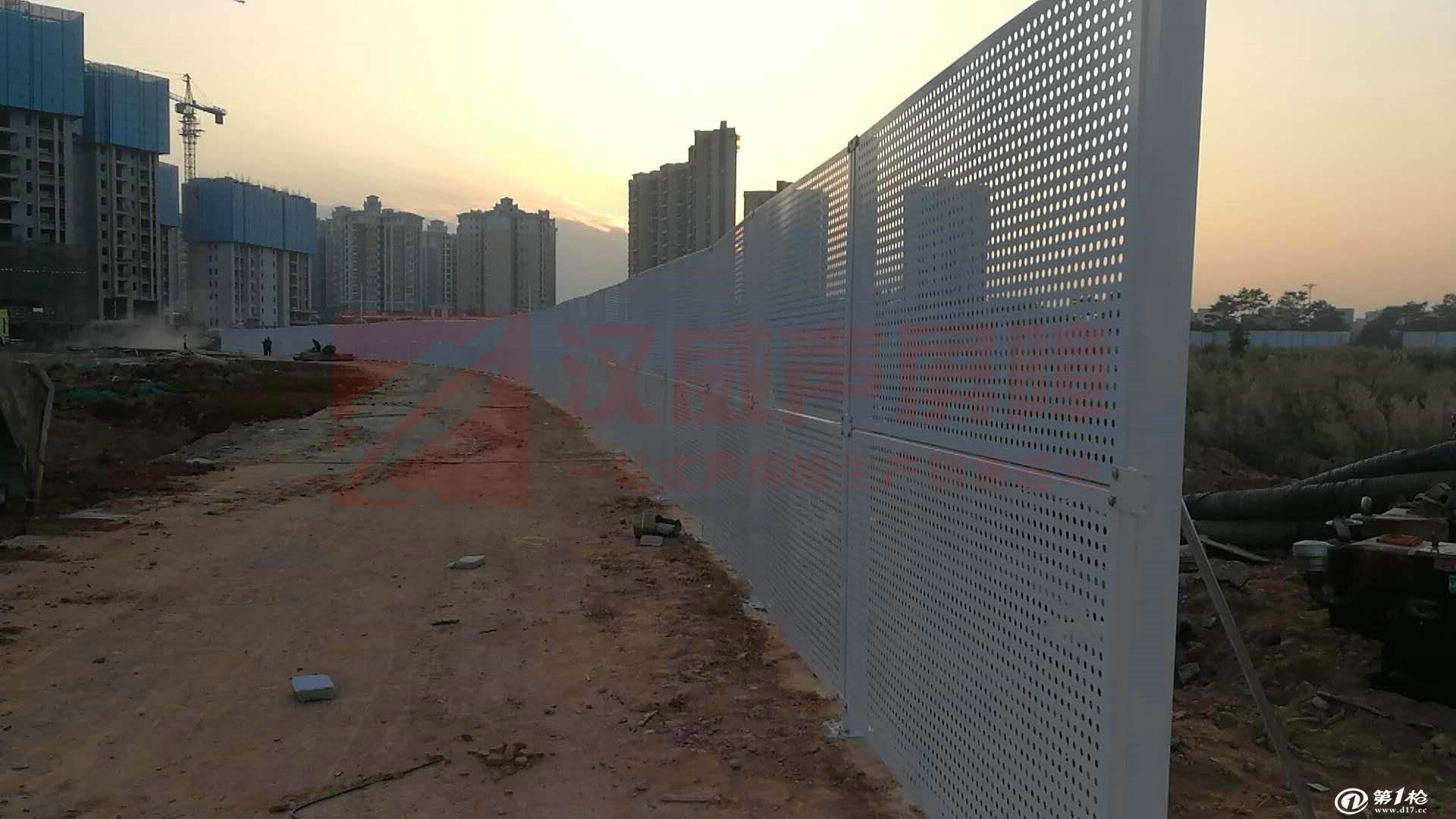 甘肅張掖高速公路無鉚焊式尖劈聲屏障