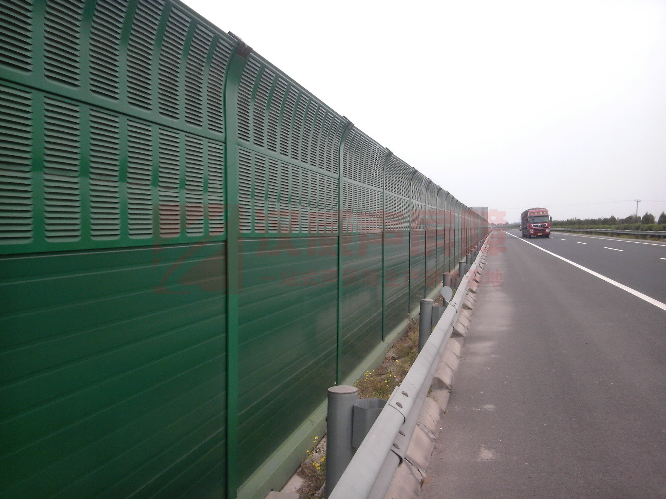 貴州畢節地區內環橋折板型隔音屏